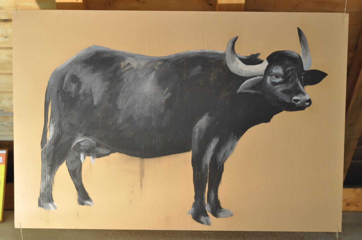 AESCHLIMANN Catherine, Bufflone, produit encore de la mozarella, 2015, pastel et fusain sur carton ondulé, 180 x 120 cm, vache